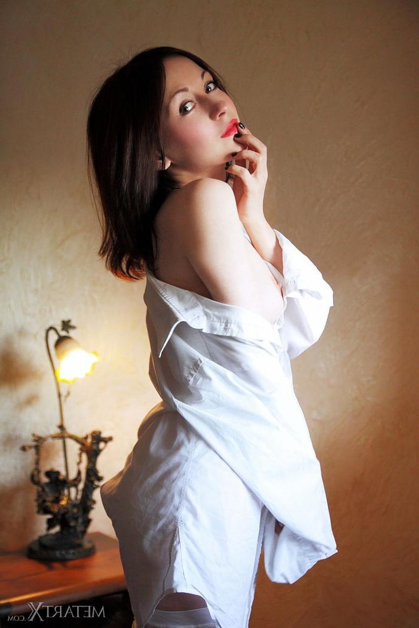 15P Heiße MILF Night A berührt ihre haarlose Muschi, während sie weiße Strümpfe trägt