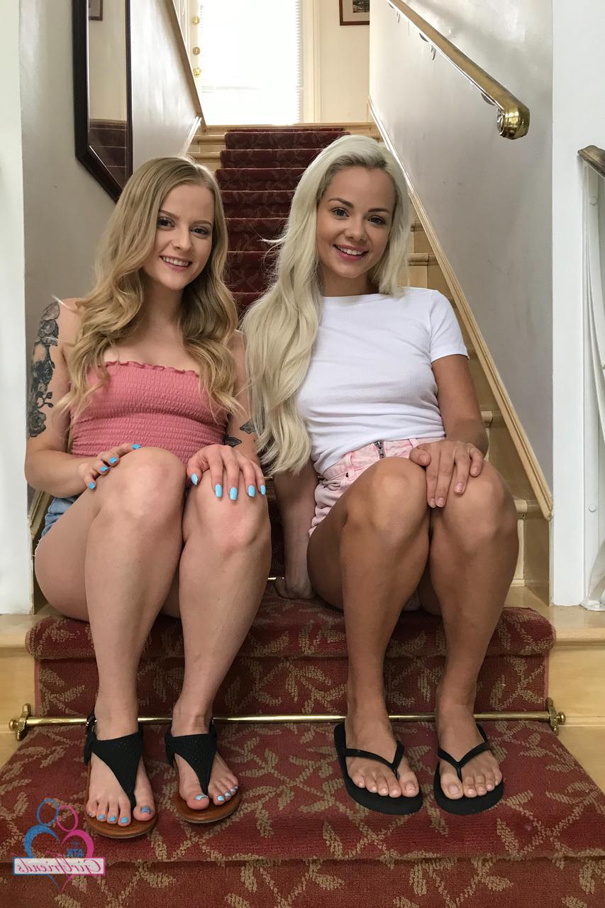 20P Les petites lesbiennes Elsa Jean et Paris White se déshabillent en s'amusant.