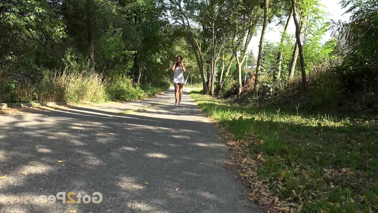 15P Solo girl Yenna hikes her dress, pulls down her thing and pisses in woods