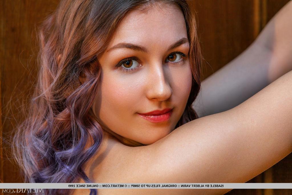 18P A jovem bela Isabele exibe seu grande corpo enquanto usa meias brancas