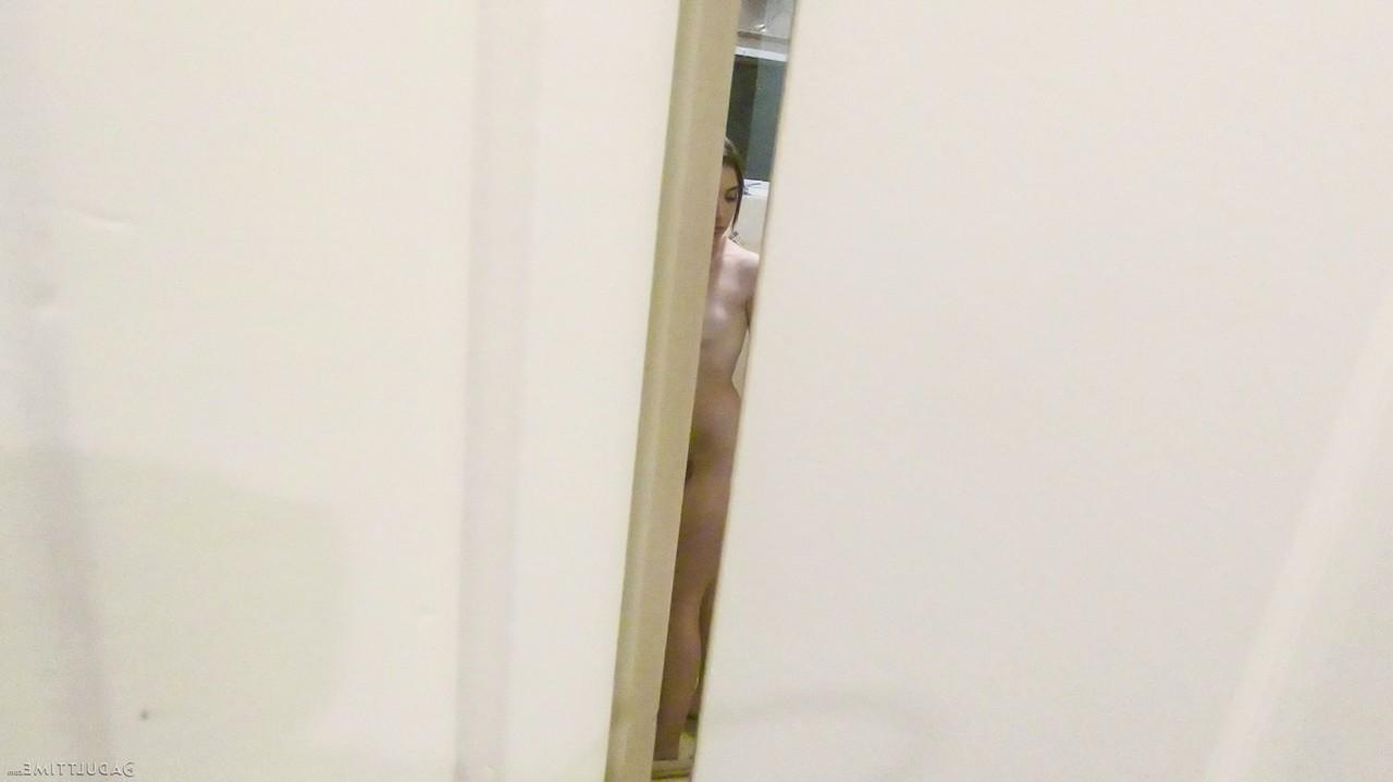 15P Die nackte Teenagerin Jane Wilde wird vor dem POV-Sex in der Dusche erwischt