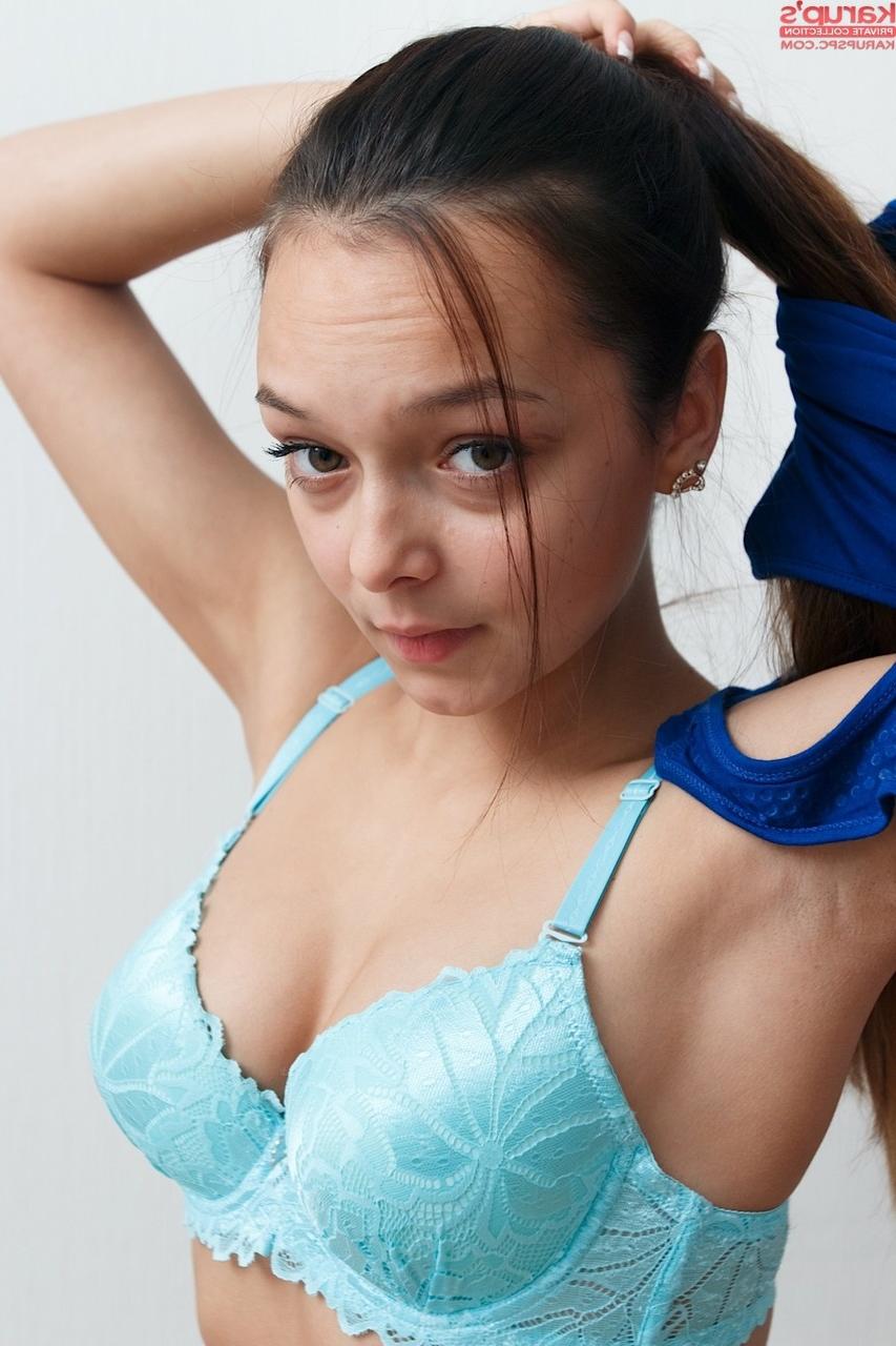 15P La jeune fille Karina Baru se déshabille avant de lécher et de sucer un gode.