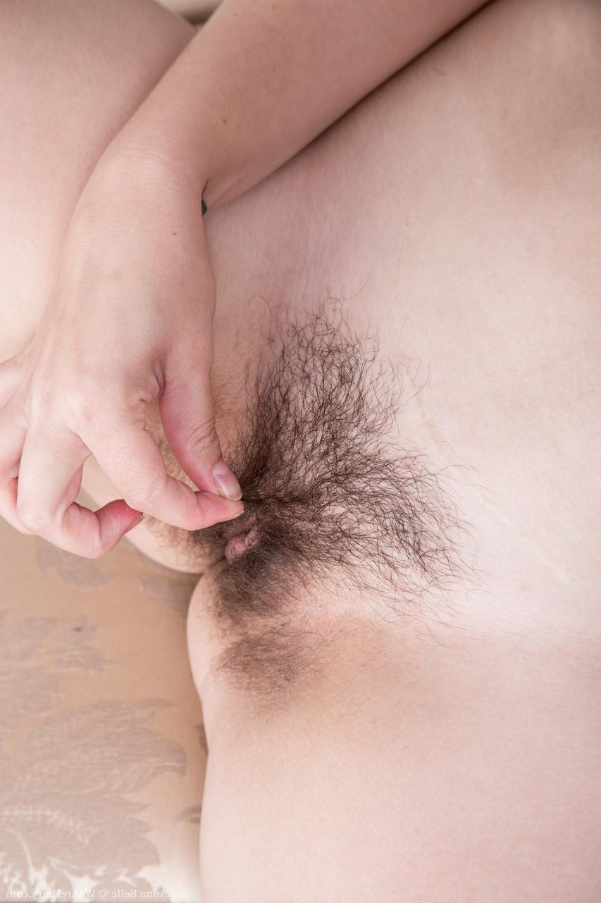 17P A gata loira Anna Belle tira sua roupa preta e exibe uma vulva peluda