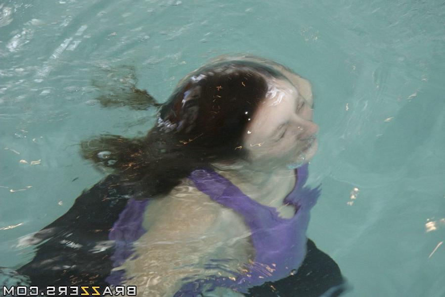 20P La MILF rubia Jenny Hendrix recibe una follada y una corrida junto a la piscina