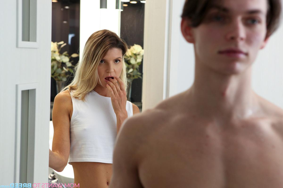 16P La rubia flaca Gina Gerson seduce y se folla a su hijastro