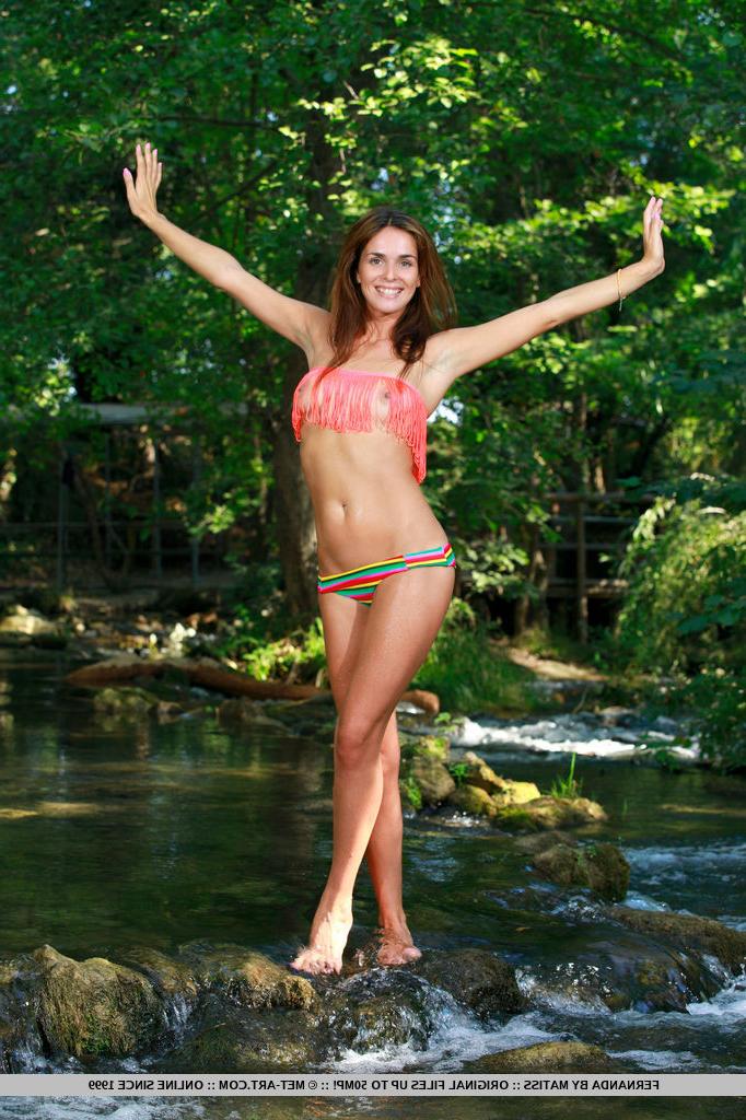 18P A doce adolescente Fernanda fica completamente nua nas pedras de um riacho raso