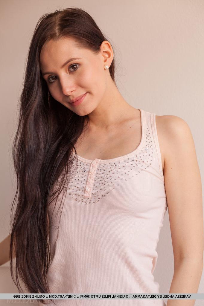 18P A pequena adolescente Vanessa Angel tira a roupa para revelar seus lindos peitos pequenos