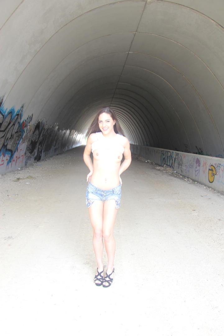 17P Die ganz natürliche Latina Carolina Abril zieht ihre Shorts aus, um nackt in der Öffentlichkeit zu posieren