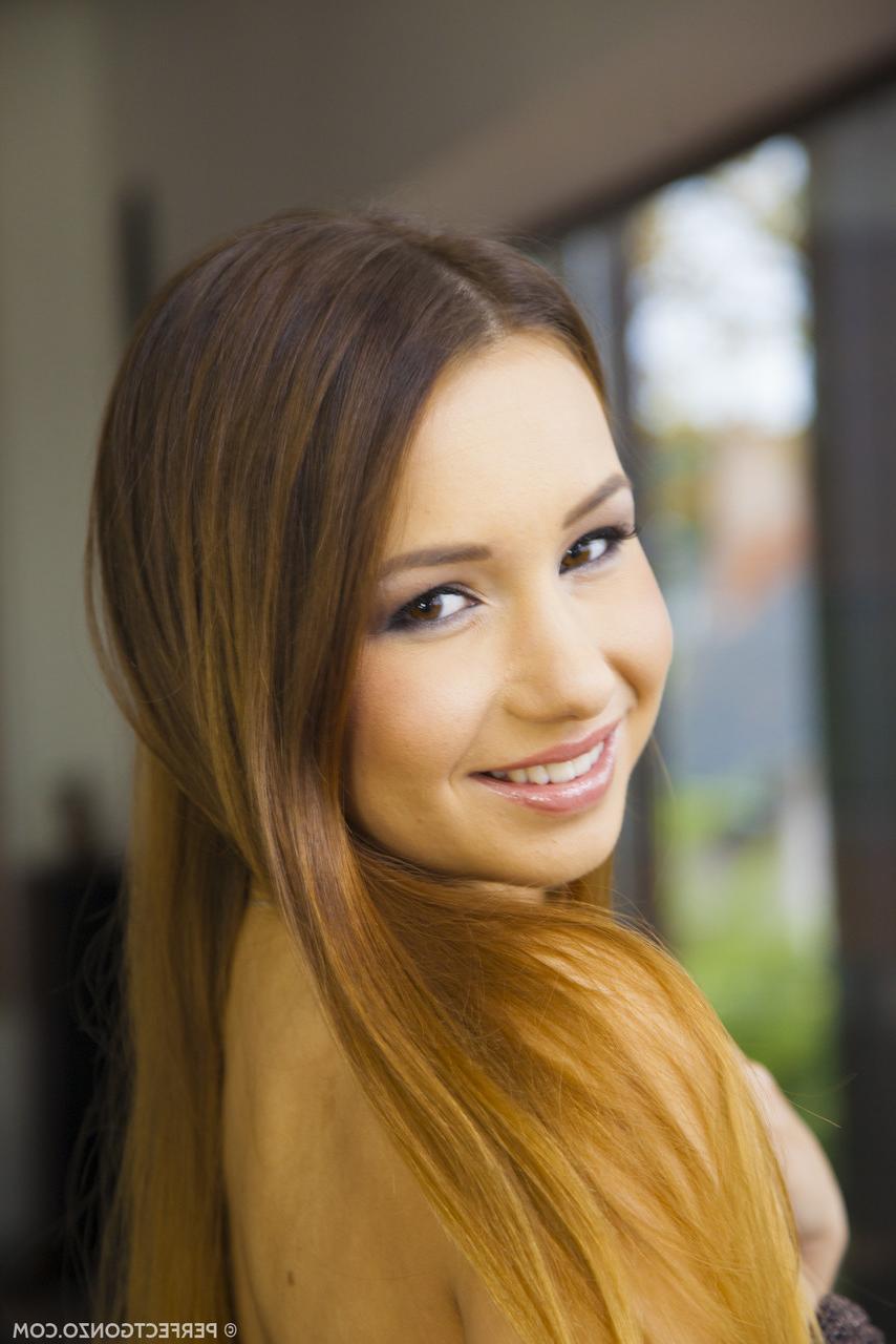 15P La jolie fille Taylor Sands fait fi de son joli cul avant de faire l'amour avec une grosse bite.