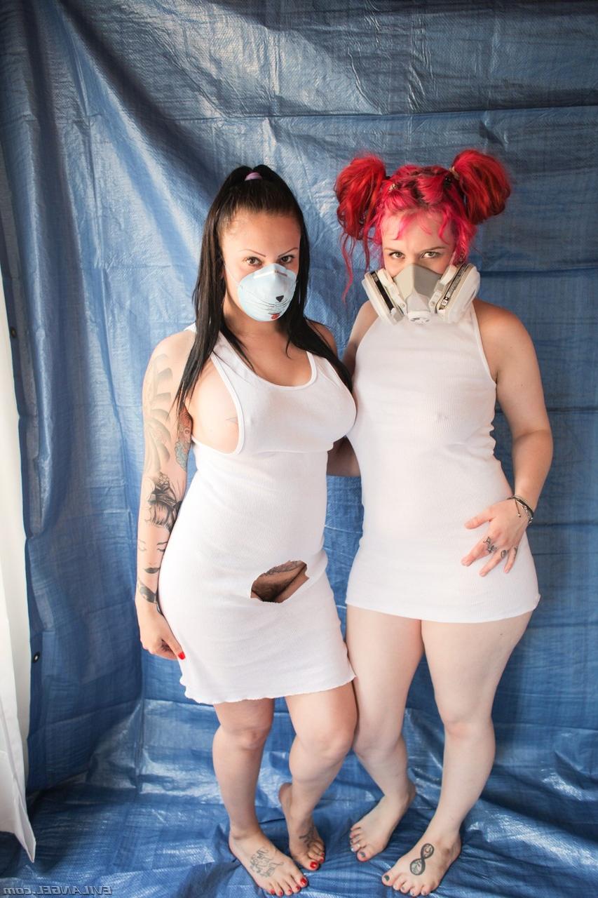 17P Tori Avano aux cheveux noirs et Proxy Paige, la rousse, se serrent les gros seins.