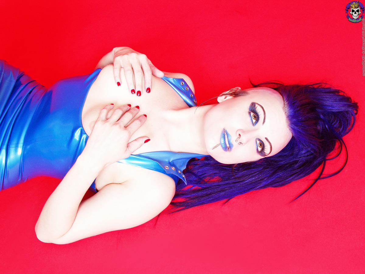 18P Solo model Darenzia releases her tits from latex dress in platform heels