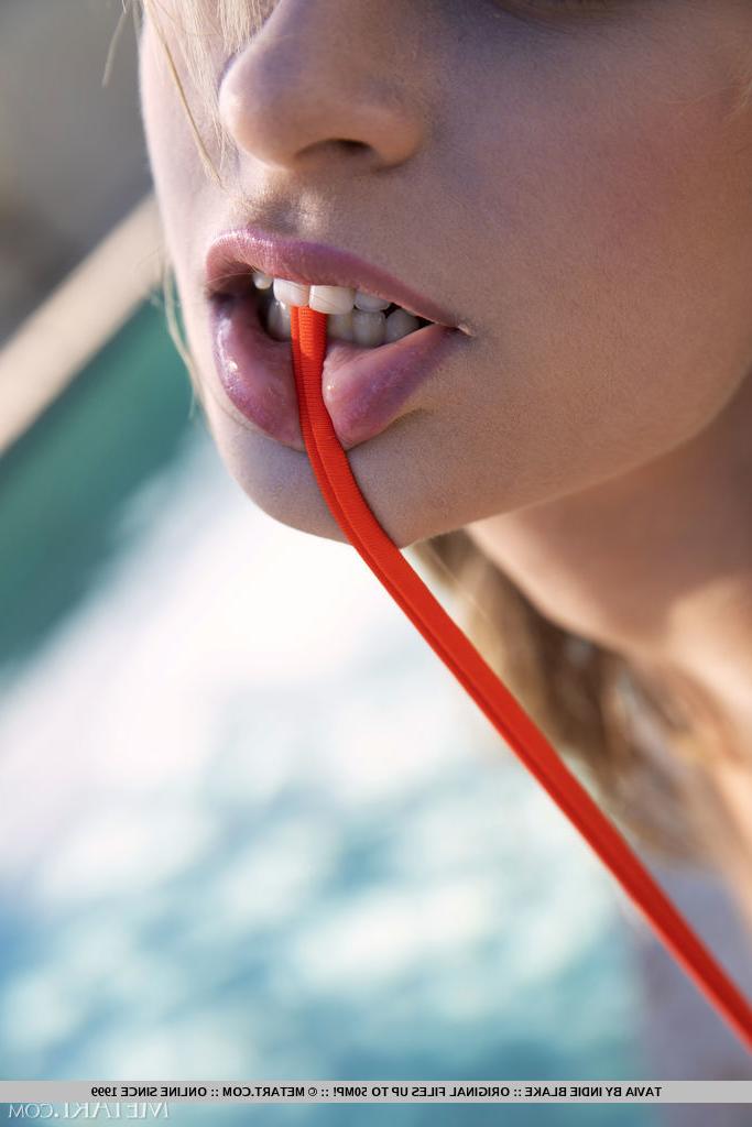 18P Die bezaubernde blonde Teenagerin Tavia zieht sich während der Action am Pool völlig nackt aus