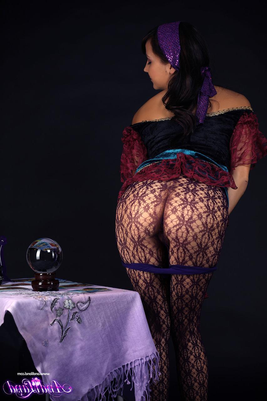 15P La jeune brune Andi Land expose ses seins et ses parties tout en travaillant comme médium.