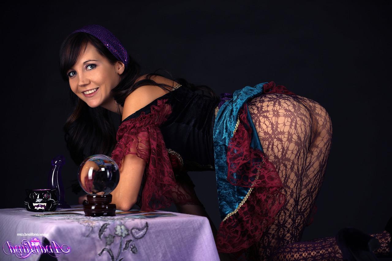 15P La jeune brune Andi Land expose ses seins et ses parties tout en travaillant comme médium.