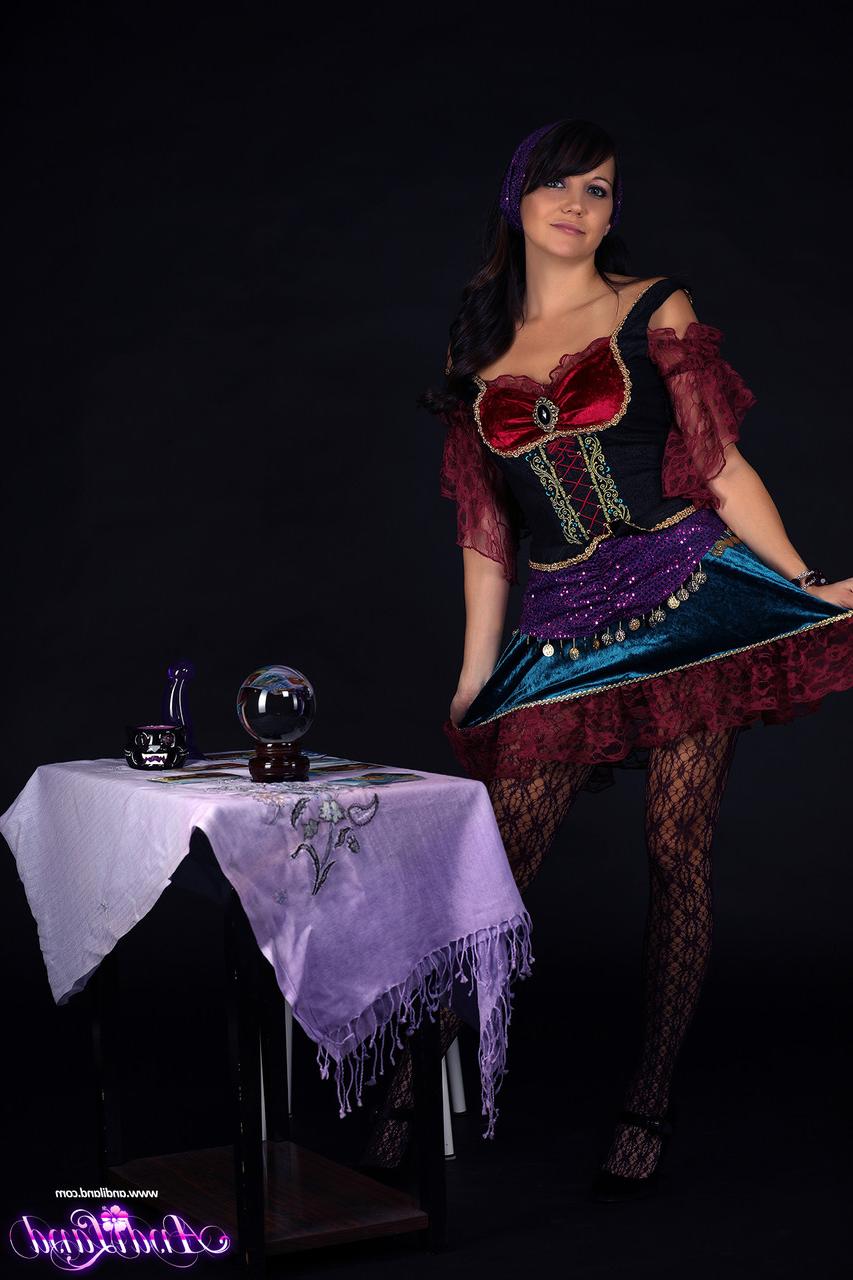 15P La jeune brune Andi Land expose ses seins et ses parties tout en travaillant comme médium.
