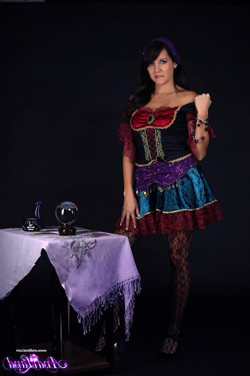 15P La jeune brune Andi Land expose ses seins et ses parties tout en travaillant comme médium.