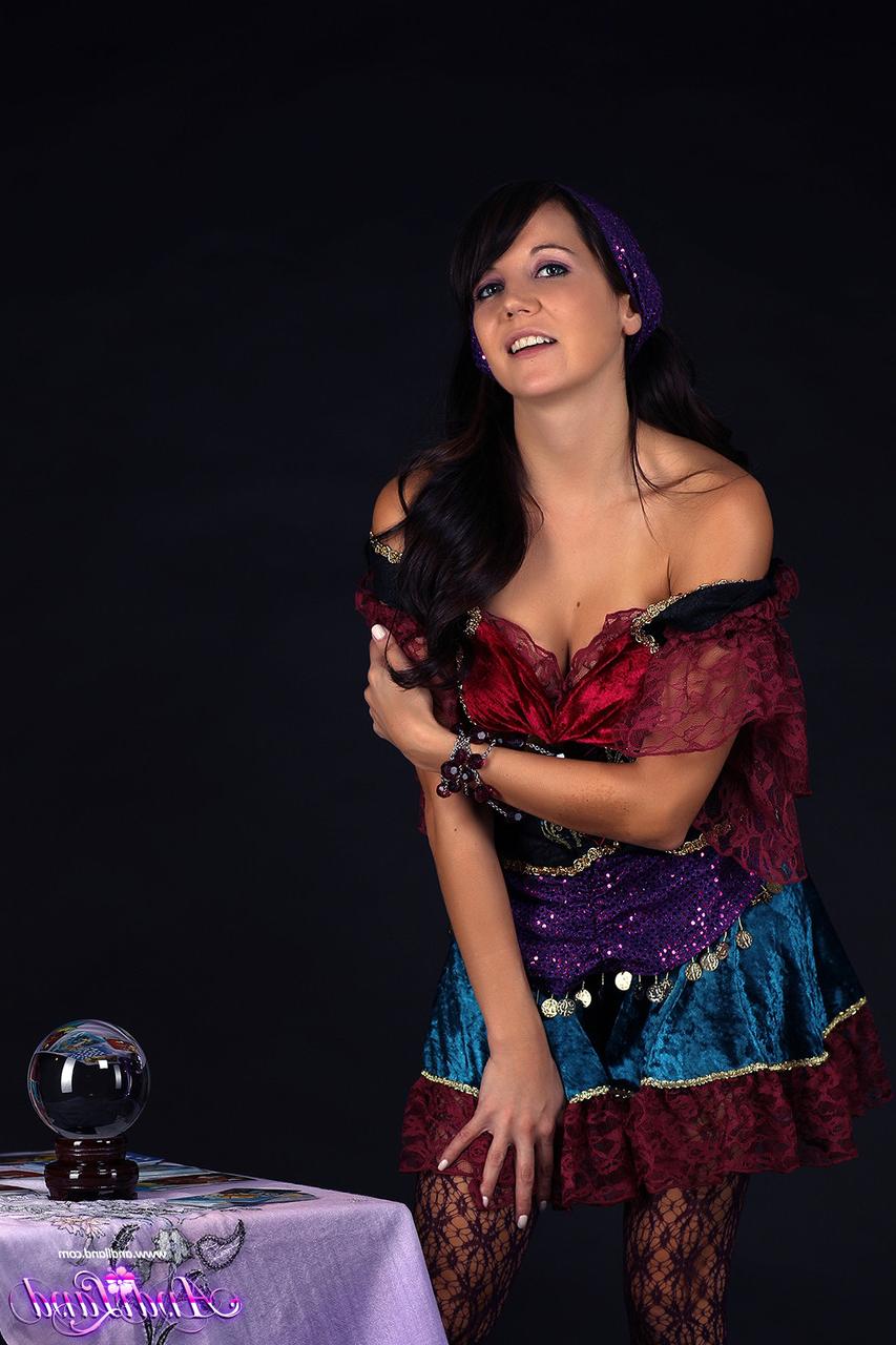 15P La jeune brune Andi Land expose ses seins et ses parties tout en travaillant comme médium.