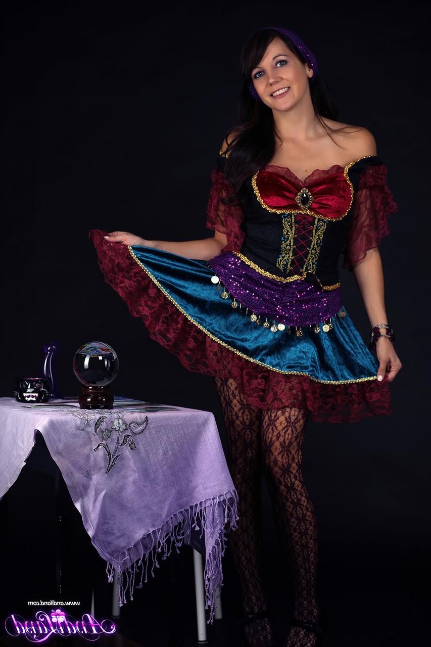 15P La jeune brune Andi Land expose ses seins et ses parties tout en travaillant comme médium.