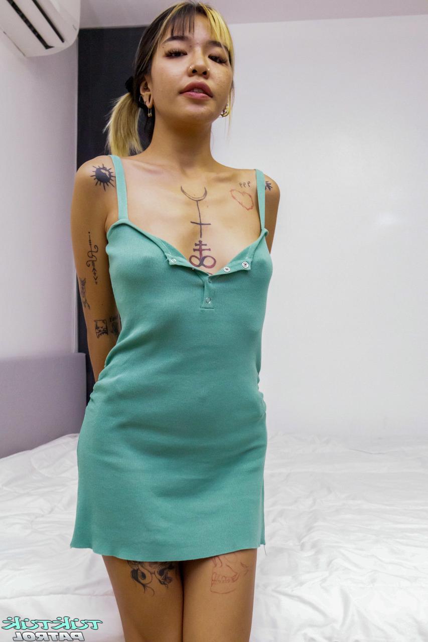 20P La flaca belleza tailandesa Bell B mama una enorme polla y se la mete hasta el fondo del coño