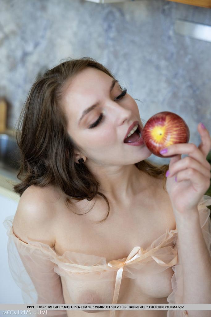 18P A linda adolescente morena Viviann fica totalmente nua enquanto está na cozinha