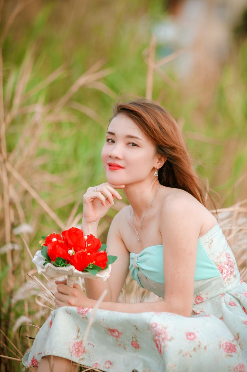 20P 自然の中でセクシーなウェディングドレスを着てポーズをとる美しいアジア人の花嫁キム