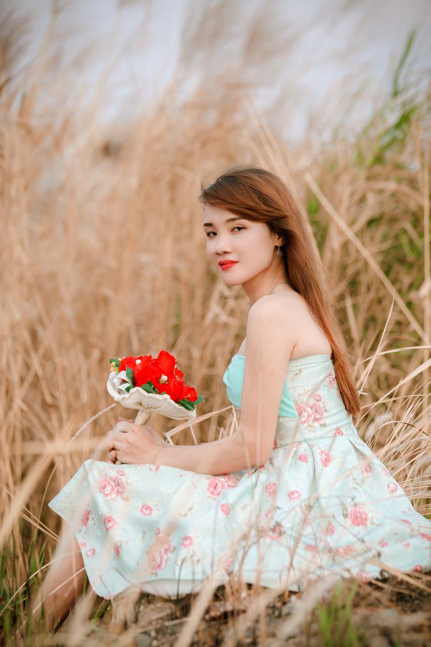 20P 自然の中でセクシーなウェディングドレスを着てポーズをとる美しいアジア人の花嫁キム