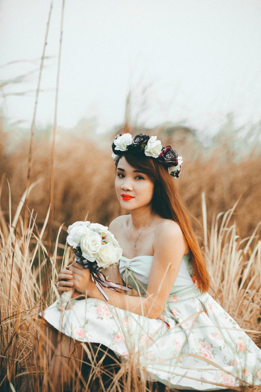20P 自然の中でセクシーなウェディングドレスを着てポーズをとる美しいアジア人の花嫁キム