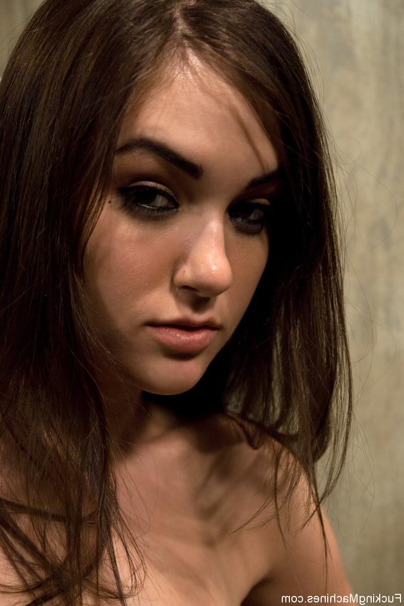 20P La brune maigre Sasha Grey chevauche un Sybian jusqu'à l'orgasme alors qu'elle est attachée.