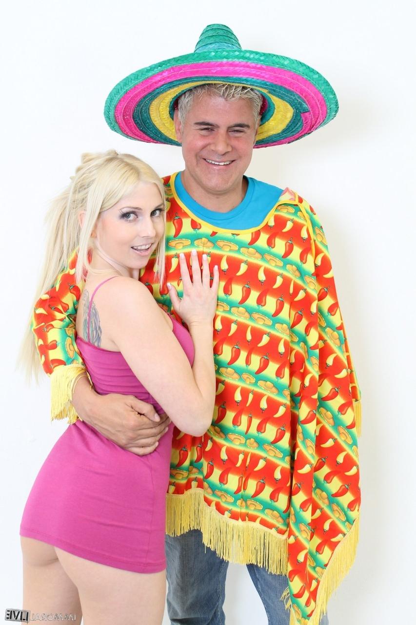 17P La fantástica rubia Christie Stevens muestra sus jugosas tetas y su culo tatuado