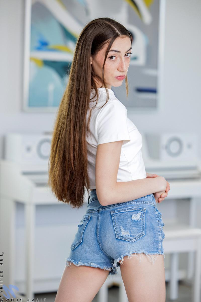 16P La joven delgada tiana Blow abre su coño recortado con calcetines OTK