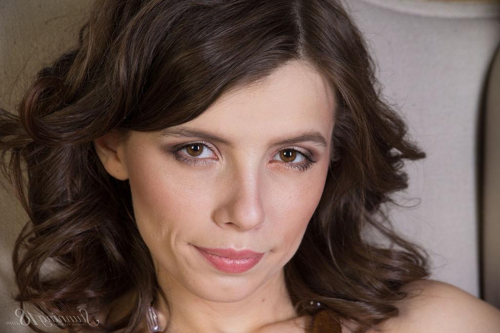 16P Karen, mannequin adolescente, travaille ses fesses serrées avant de montrer sa belle chatte.