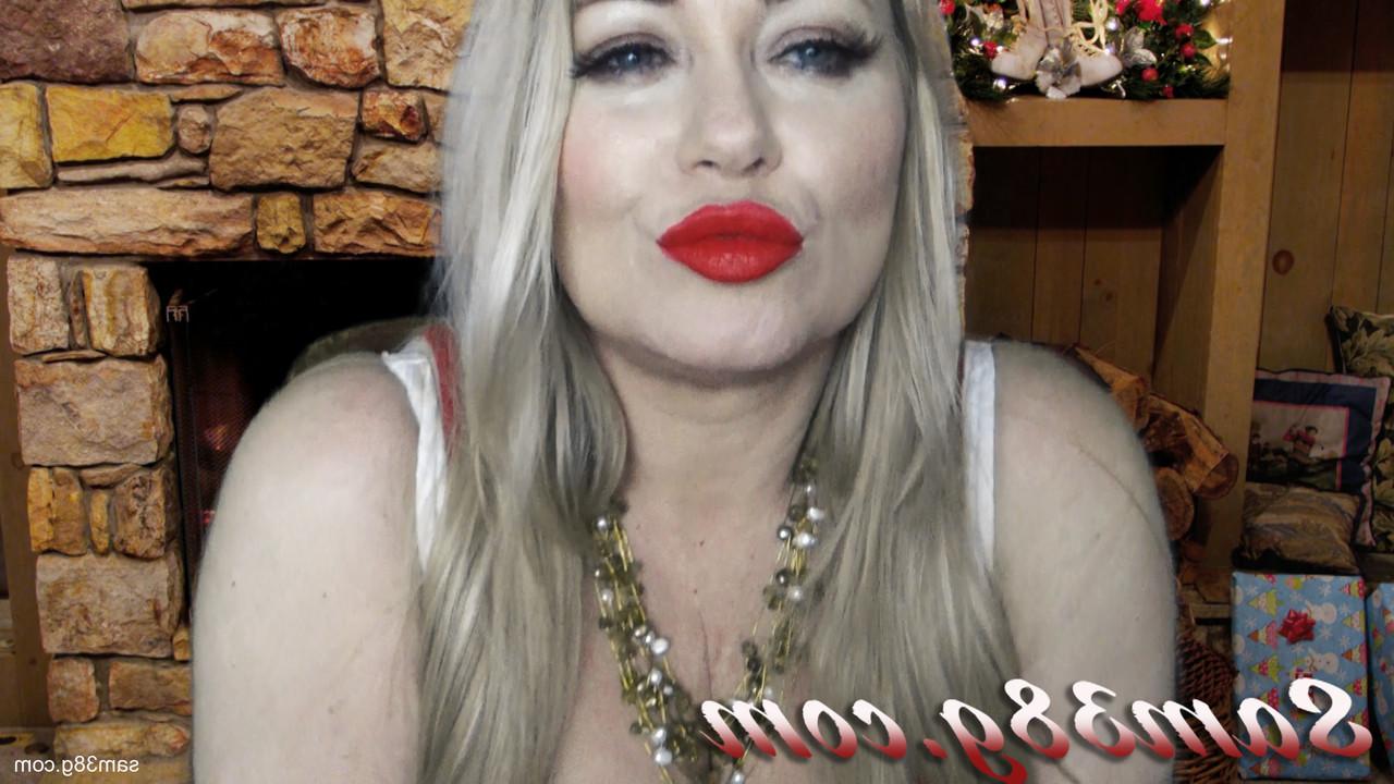 15P Naughty mature blonde Samantha 38G shows her big booty with her panties on