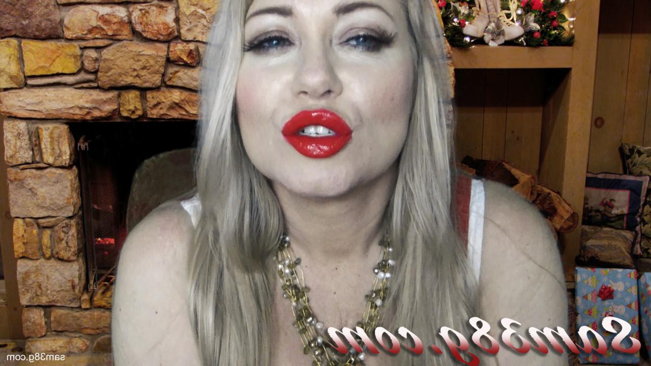 15P Naughty mature blonde Samantha 38G shows her big booty with her panties on