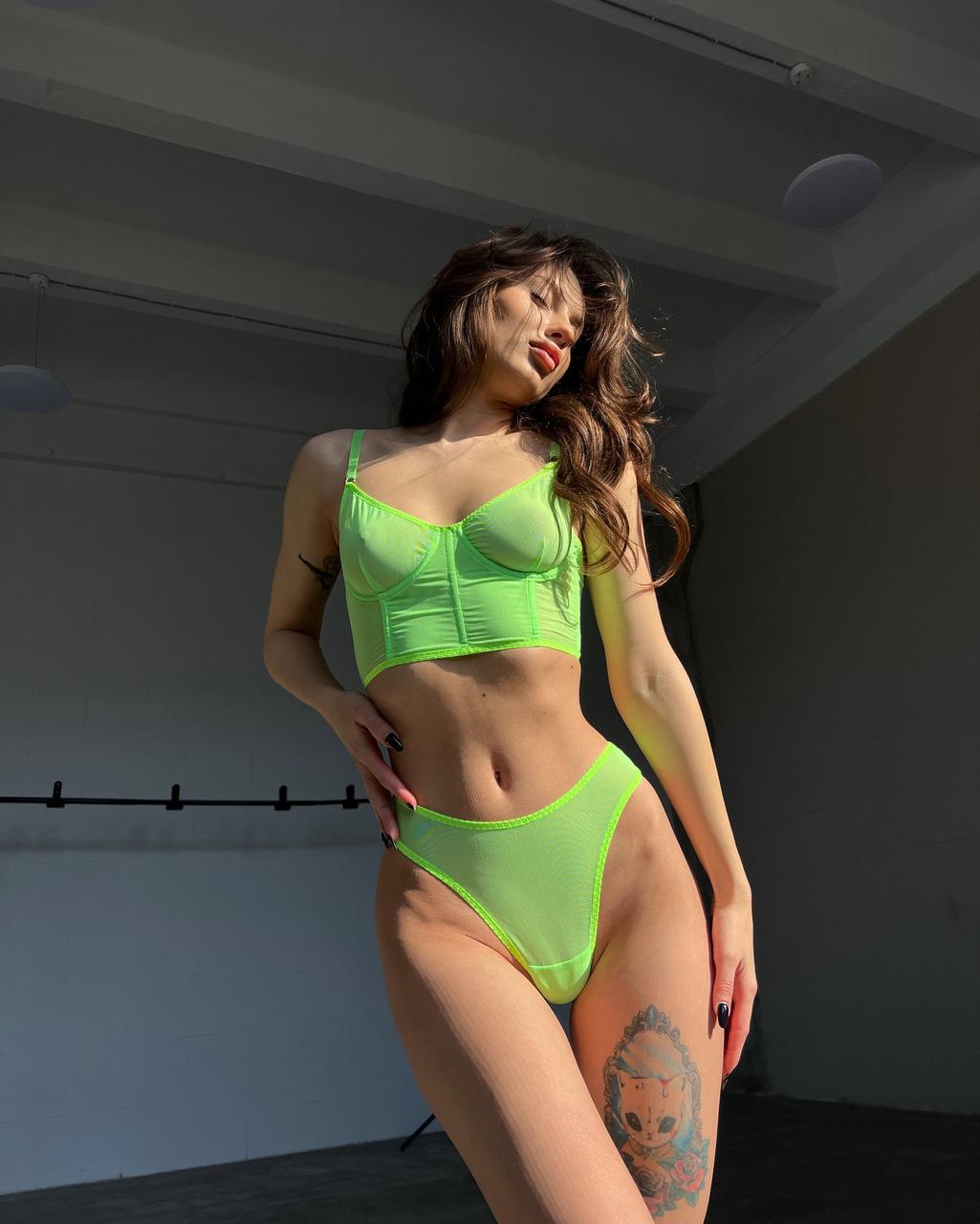 13P Hot OnlyFans model Avery Alena exposes her phenomenal booty in her lingerie