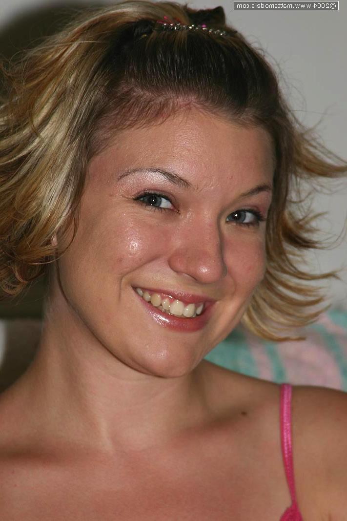 16P Blondes Mädchen mit pickeligem Hintern umfasst aufmerksam ihre festen Nippeltitten