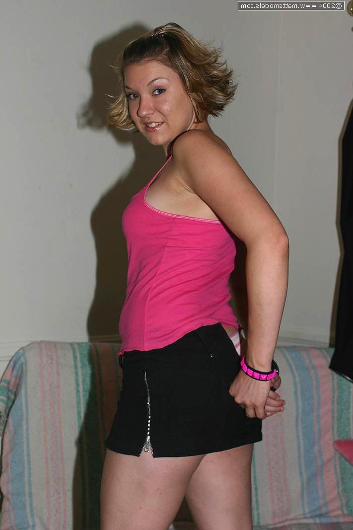 16P Blondes Mädchen mit pickeligem Hintern umfasst aufmerksam ihre festen Nippeltitten