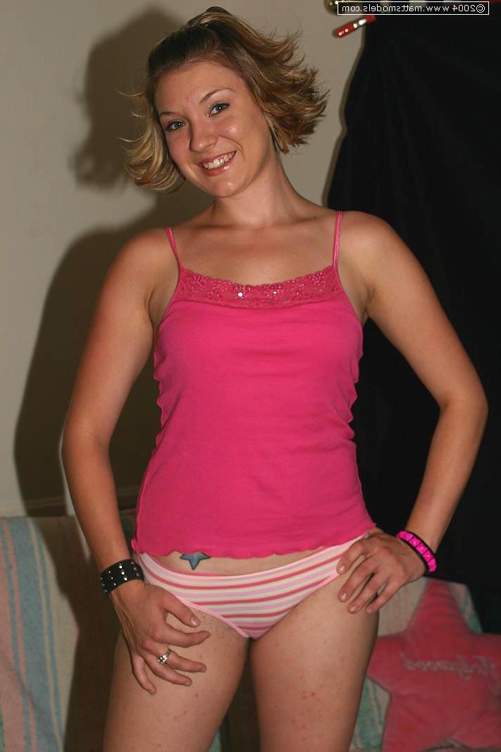 16P Blondes Mädchen mit pickeligem Hintern umfasst aufmerksam ihre festen Nippeltitten