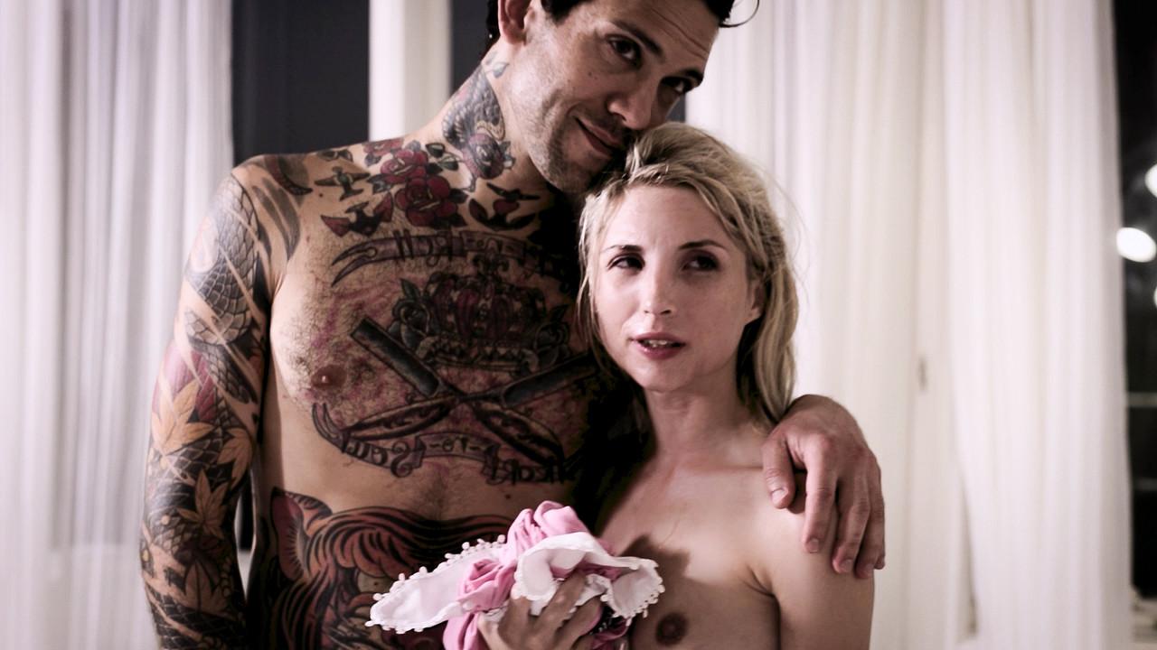 15P A loira nerd Piper Perri perde a virgindade em um gangbang