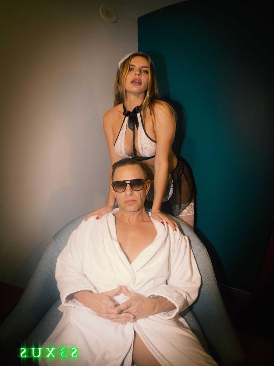15P Loira fez Kate Dalia fazer sexo em cima da cama com meias brancas