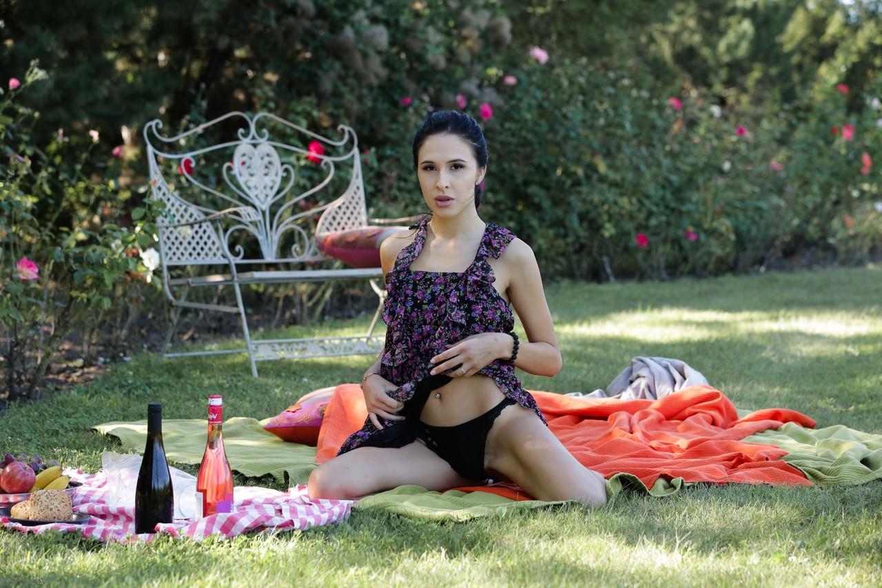 20P La delgada morena Alyssa Bounty follada por el culo en un picnic