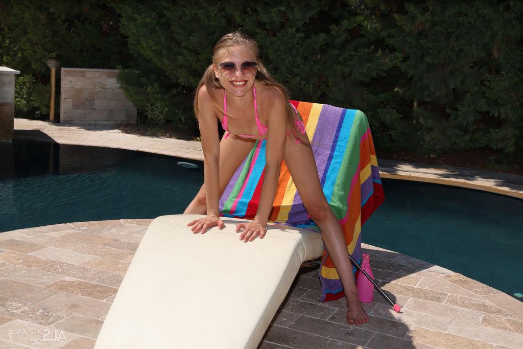 16P Die blonde Teenagerin Bonnie Dolce pinkelt auf die Terrasse am Pool, nachdem sie sich nackt ausgezogen hat