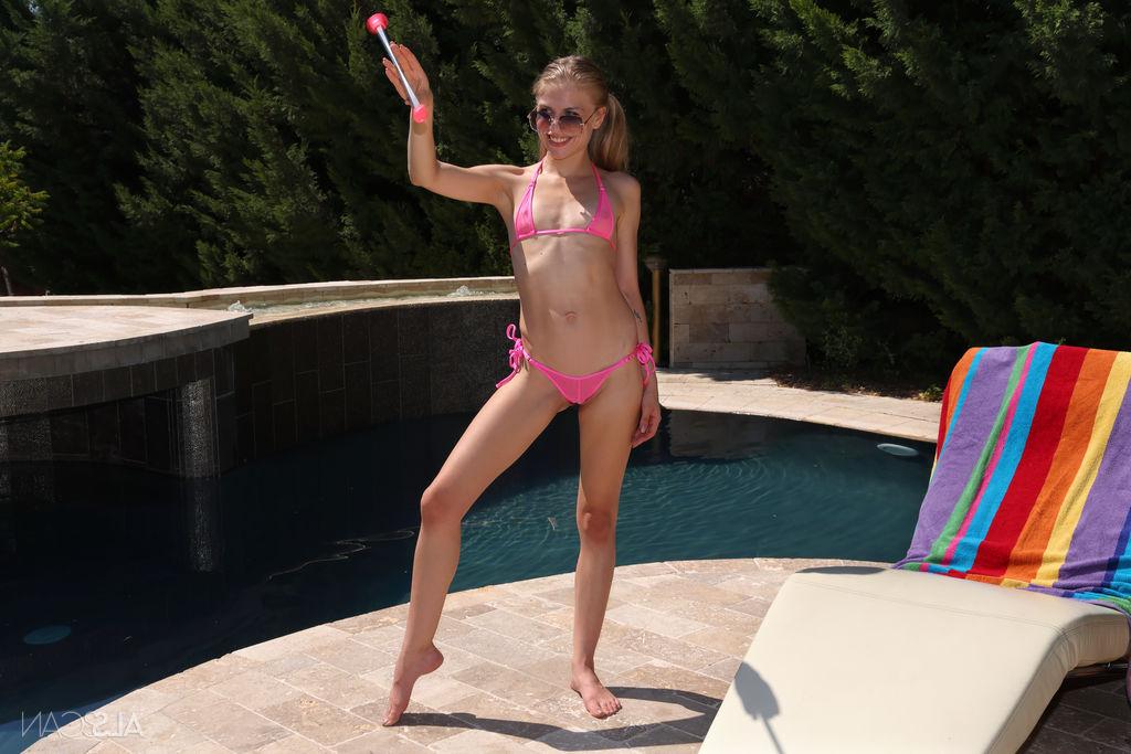 16P Die blonde Teenagerin Bonnie Dolce pinkelt auf die Terrasse am Pool, nachdem sie sich nackt ausgezogen hat
