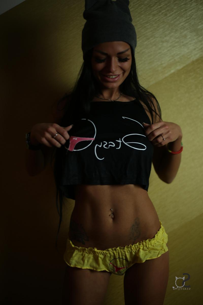 20P Beautiful model SovaQ shows her pierced belly and fine boobs in a hallway