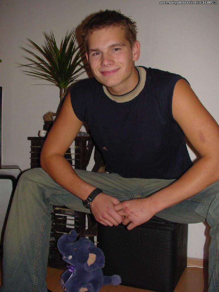 20P Caucasian gay boy Ondra playing with his hairy uncut dick in a solo