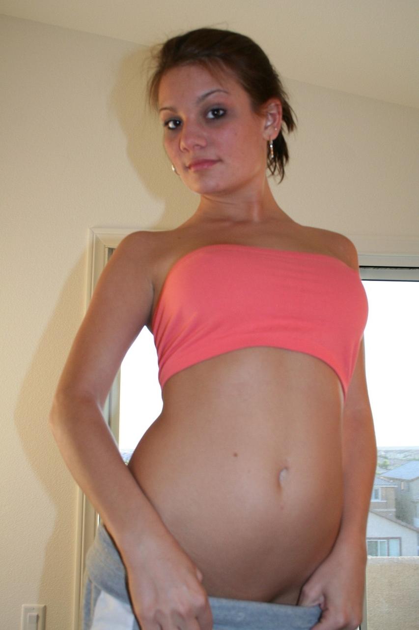 20P Petite teen mostra seus lindos seios em um strip-tease quente na mesa