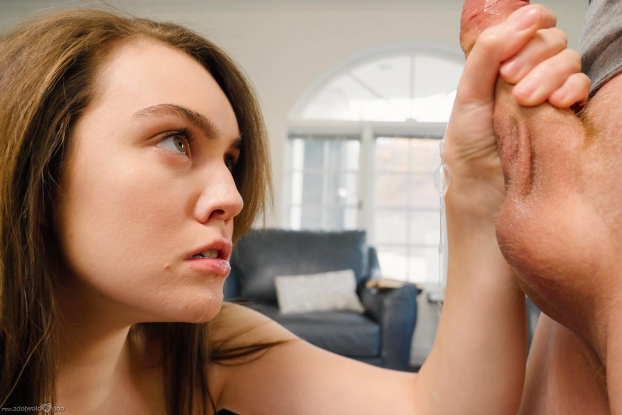 15P A bela adolescente Freya Parker tira os tênis antes de um boquete e punheta POV