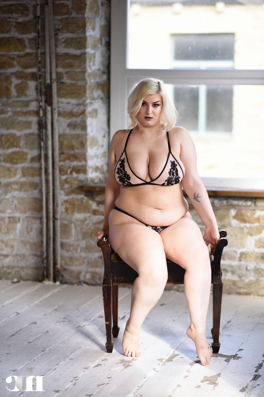 20P Tall fatty Peaches posing in her hot lingerie and unleashing her huge tits