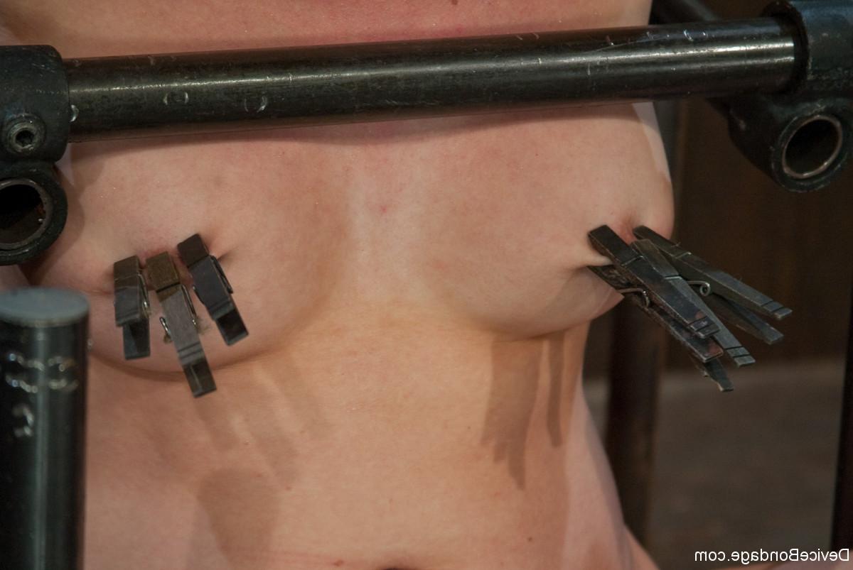 17P A loira nua Lorelei Lee é obrigada a montar um Sybian enquanto tem seus peitos presos