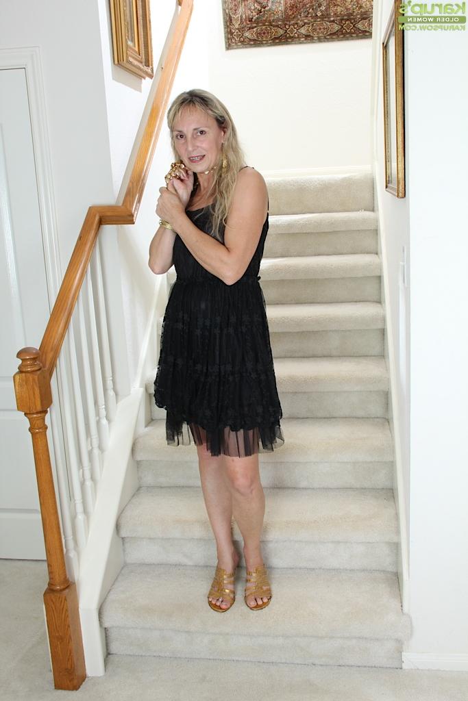 16P La blonde Sophie montre ses jolis petits seins et son trou anal chaud.