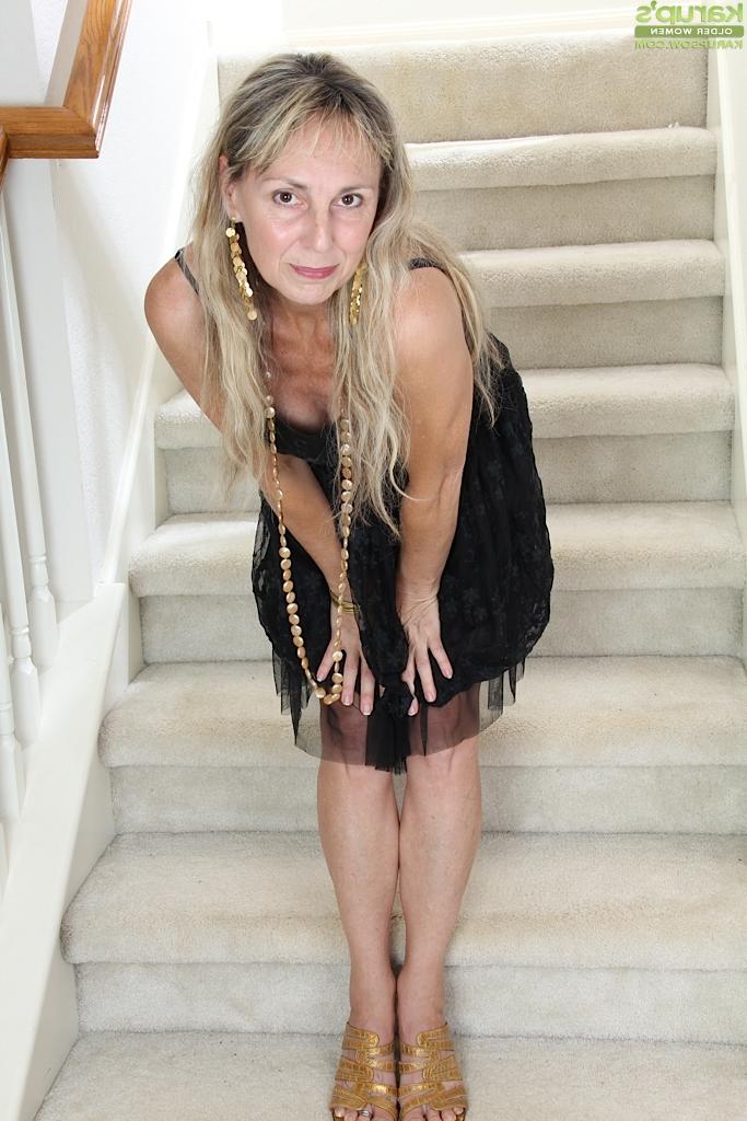 16P La blonde Sophie montre ses jolis petits seins et son trou anal chaud.